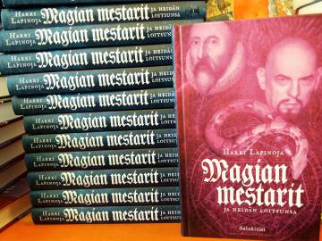 SALAKIRJOJEN UUTUUSKIRJA MYYNTIIN