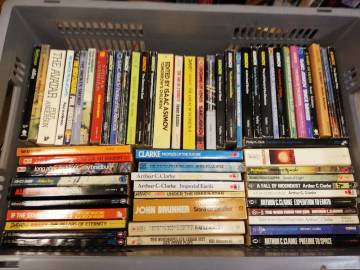 ENGLANNINKIELISTÄ SCIFIPOKKARIA