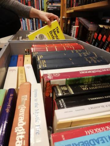 Esoteerinen kirjasto myyntiin