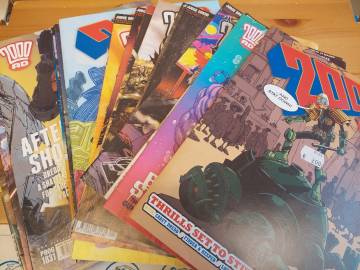 2000 AD -LEHTIÄ MYYNTIIN